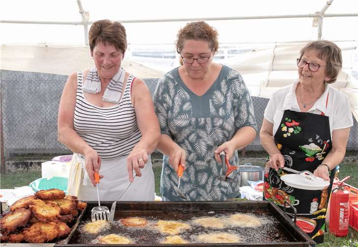 Die Damen vom Reibekuchenstand hatten alle Hände voll zu tun, um die hungrigen Münder zu stopfen.