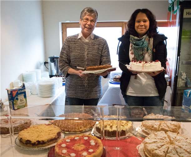 Die Damen vom Schützenverein hielten leckere Kuchen für die Gäste bereit.CEW