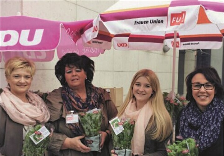 Die Damen von der CDU Frauen Union bedachten die Rheinbacher Bürgerinnen mit Muttertagsaufmerksamkeiten. privat