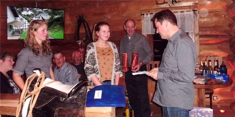 Die Damen wurden für ihre erfolgreiche Jugendarbeit geehrt: v.l.n.r. Daniela Gerhards, Nina Willenbrink, Helmut Jaax und Martin Tillmann. privat