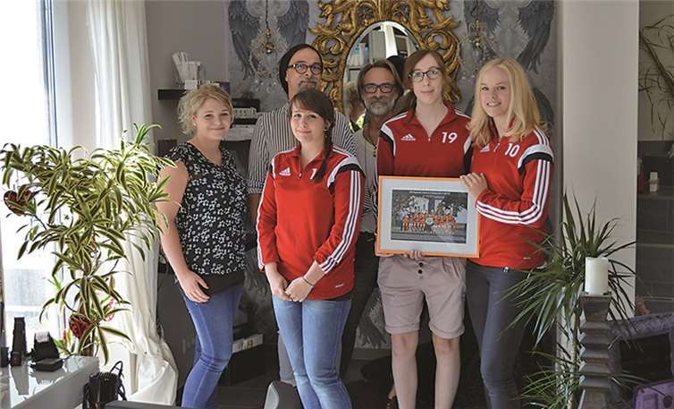 Die Damen zu Besuch bei ihrem neuen Sponsor, dem Friseur Lang-Hasler. privat