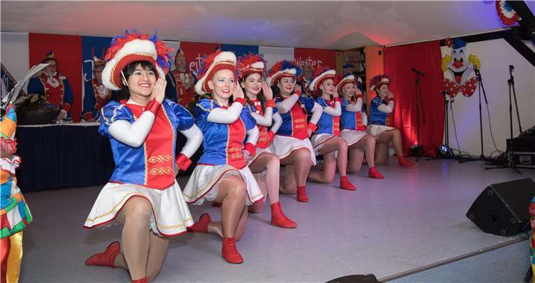 Die Damengarde sorgt für Stimmung bei der Sitzung.