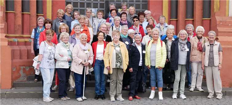 Die Damengruppe der KERH Kreis Ahrweiler vor dem Limburger Dom. Foto: privat