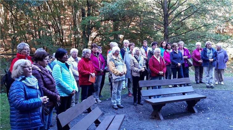 Die Damengruppe macht an der Wallfahrtskapelle Halt.privat