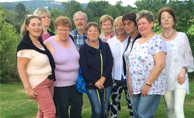 Die Damengymnastikgruppe während ihrer Kräuterexkursion.privat