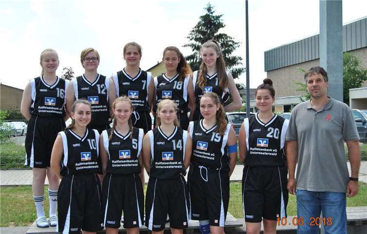 Die Damenmannschaft des TV Arzbach in neuer Besetzung mit Trainer Matthias Reffgen. Privat