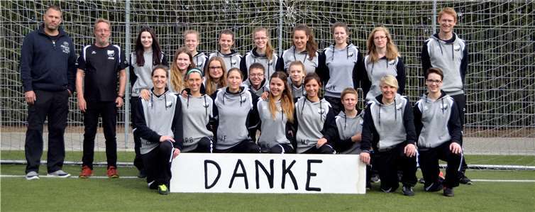 Die Damenmannschaft hat sich ganz besonders über ihre neue Trainingsanzüge gefreut. Wilfried Jansen