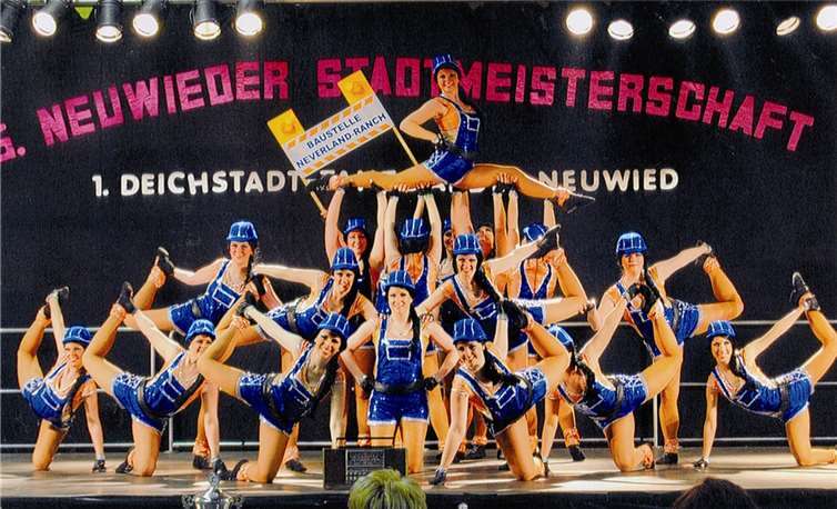 Die Damenmannschaft heimste zum dritten Mal in Folge den Pokal für die beste Damen-Showtanzgruppe des Turniers ein.privat