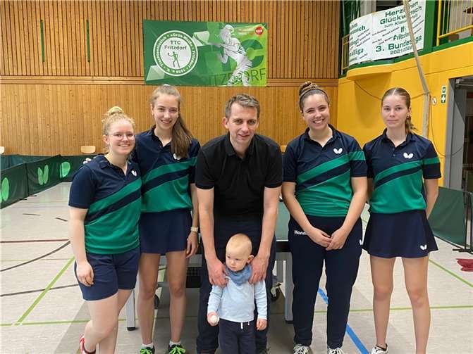 Die Damenmannschaft mit dem Hauptsponsor Rene Keuk nach dem umjubelten Sieg. Quelle: TTC Fritzdorf