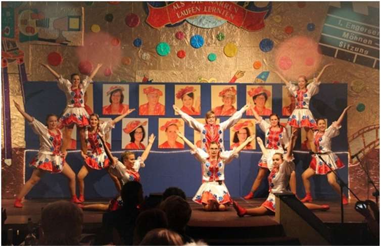 Die Dancing Girls führten das Publikum in das „Reich des Zaren“. privat