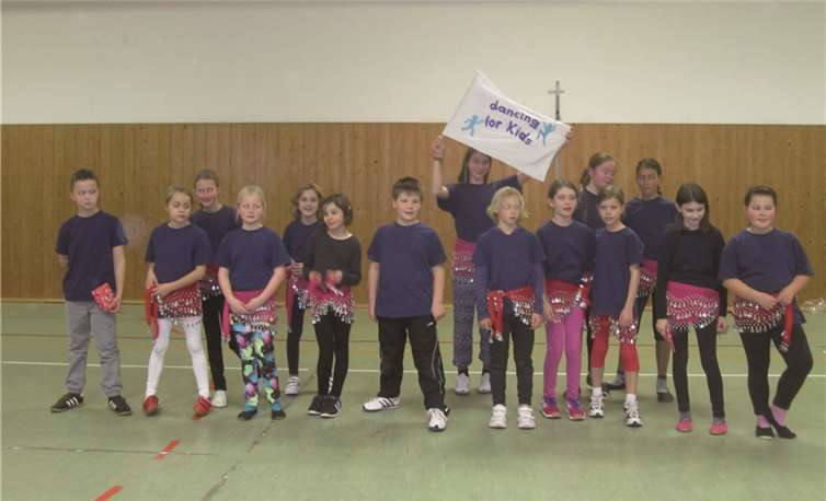 Die Dancing Kids mit Dancing Fahne. privat