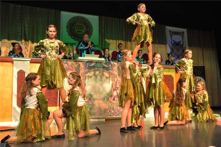 Ein Kaleidoskop der guten Laune in der Ettringer Hochsimmerhalle Die „Dancing Queens“ aus Baar.