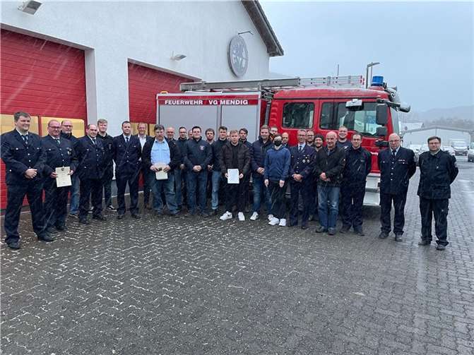 Die Dankbarkeit für das herausragende Ehrenamt stand im Mittelpunkt des Feuerwehrehrentages in Rieden, zu dem sich das Team der Feuerwehr zusammen mit Bürgermeister Jörg Lempertz, Ortsbürgermeister Andreas Doll sowie Wehrleiter Stephan Schüller und dessen Stellvertreter Hermann Peter Heuft im Feuerwehrhaus einfanden. Foto: VG Mendig