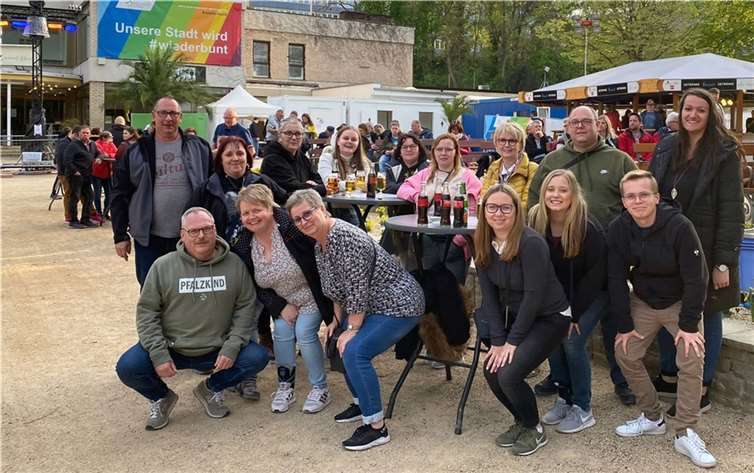 Die „Dankwelle“ nahmen die Walporzheimer Karnevalisten zum Anlass, sich bei einigen Helfern zu bedanken. So hatten sie auch die Helfer des Karnevalsverein Böhler-Hängsching e.V. aus der Pfalz eingeladen, zu diesem Event Gast an der Ahr zu sein. Foto: privat