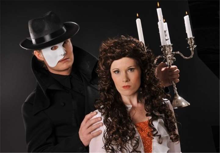 Die Darsteller Jessica Maletzky und Tillmann Schnieders in einer Szene von „Phantom der Oper“. Foto: Eva Fesser, Hamm