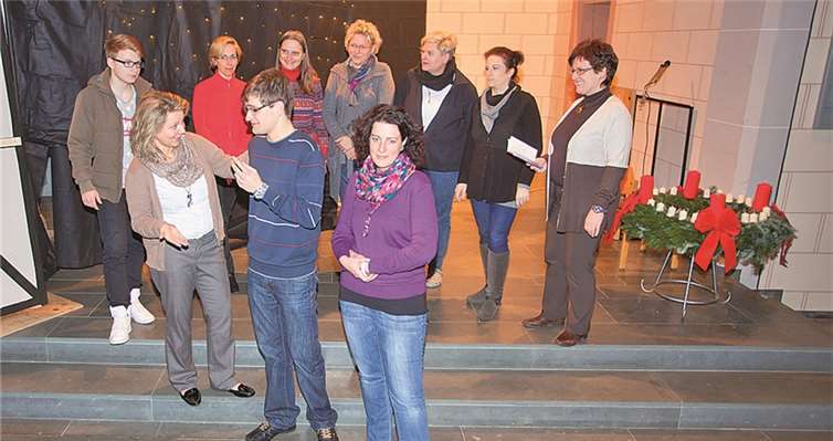 Die Darsteller bei den Proben in der evangelischen Kirche Puderbach. W.Tischler