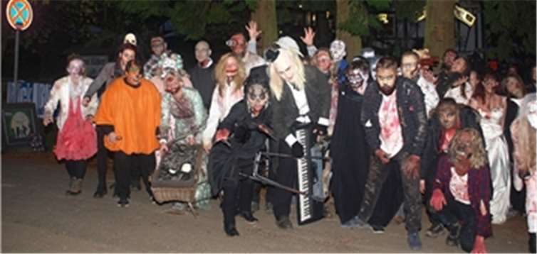 Die Darsteller bereiteten den Besucherinnen ein gruseliges Spektakel.