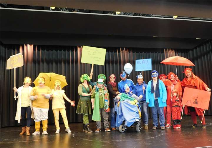 Die Darsteller des „4-Farbenlandes“ lassen sich feiern. Fotos: WR