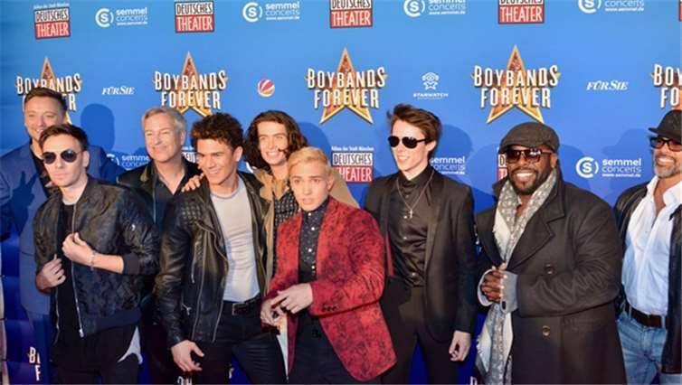 Die Darsteller des Musicals „Boyband Forever“ auf dem roten Teppich in München. Thoma Sgodda