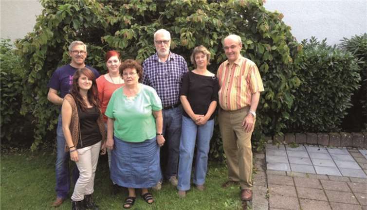 Die Darsteller für das neue Theaterstück (v.l.):Walter Wagner, Isabelle Heßler, Victoria Ehrenberg, Gisela Büsch, Bernd-Michael Holze, Sabine Becker, Bruno Reuschenbach. privat