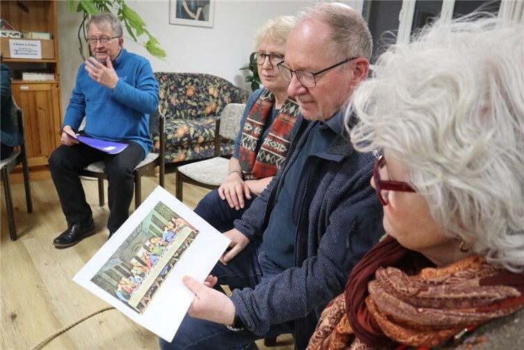 Die Darsteller mit dem Bild „Das Abendmahl“