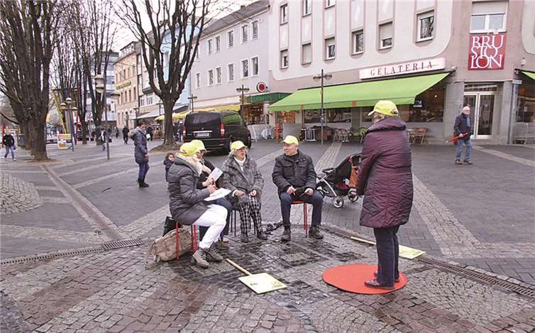 Die Darsteller,ein Teil des Ensembles: Ute und Pavel Beran, Jill Gillard, Marlou Neudeck, Sabine Parker. -U.Thurau-