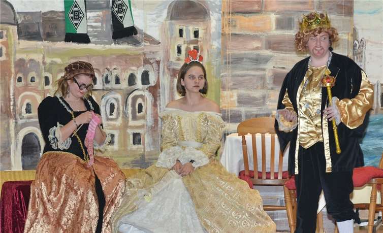 Die Darstellerinnen trugen opulente Kostüme: (v. l.) Evelyn Puder, Tabea Breicha und Gina Rosenberg (als Heinrich der Achte).