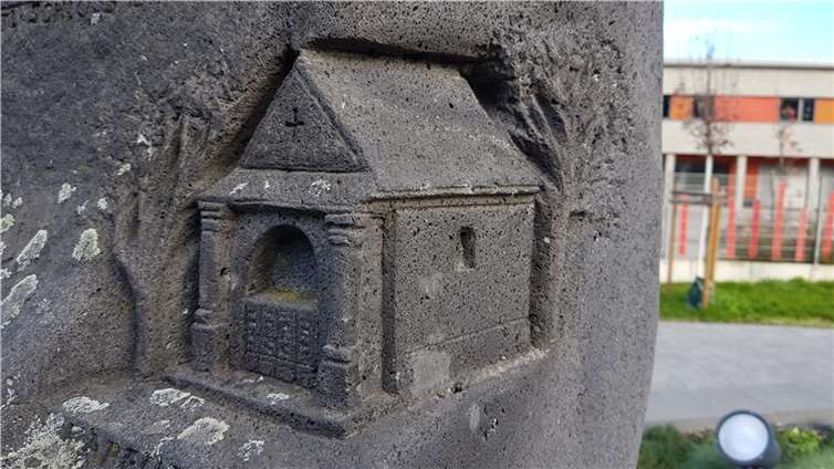 Vor 50 Jahren wurde das Kärlicher Burgheiligenhäuschen abgerissen Die Darstellung auf der Historien-Säule zeigt das einstige Aussehen der Kapelle, die im Volksmund nur „Burgheiligenhäuschen“ genannt wurde.