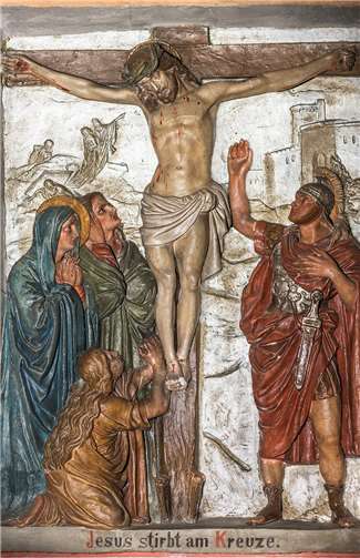 Die Darstellung der zwölften Station („Jesus stirbt am Kreuze“) ist besonders beeindruckend.Hannelore und Richard Schneider