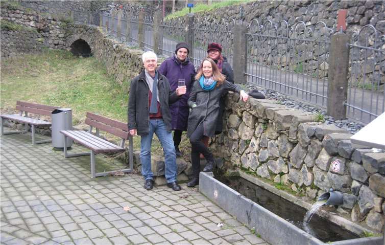 Die Dattenberger Grünen bei der Ortsbesichtigung des neugestalteten Antoniusbrunnen. privat