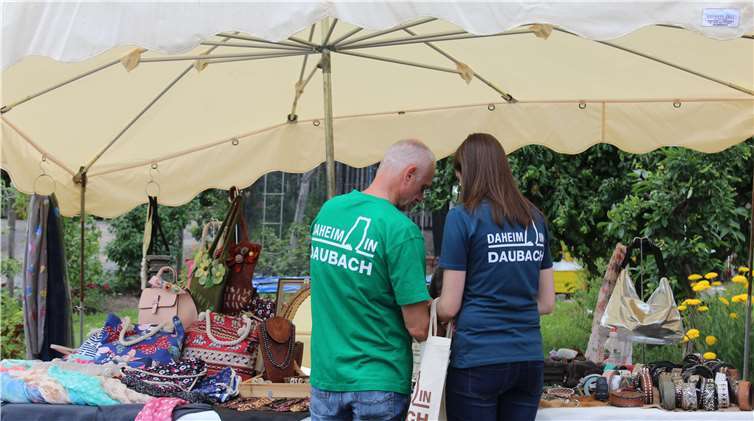 Die Daubacher schlendertenüber den Kunst- und Handwerkermarkt.