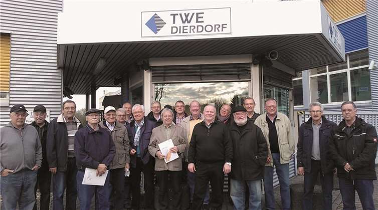 Die Daufenbacher Dorfstammtisch „55plus“-Mitglieder vor dem Eingang zur Firma. privat