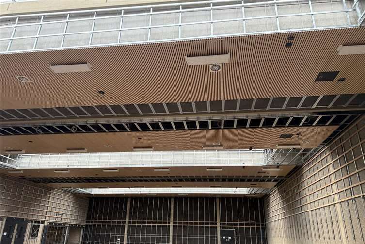 Die Deckenverkleidung der Sporthalle ist noch in Arbeit.  Foto: privat