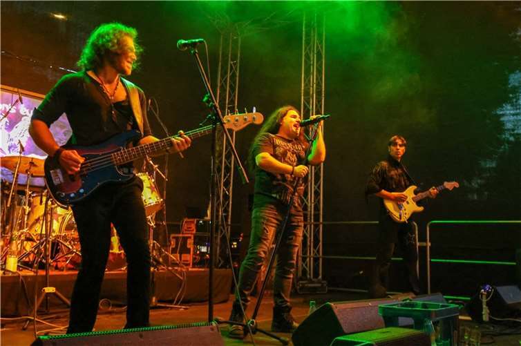 Die „Deep Purple“-Tribute Band „Demons Eye“ beim Auftritt im Rahmen des Altstadtfestes auf der Bühne auf dem Marktplatz in Meckenheim.