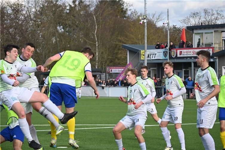 Die Defensive der Eintracht präsentierte sich nicht gerade als sattelfest. Foto: SK