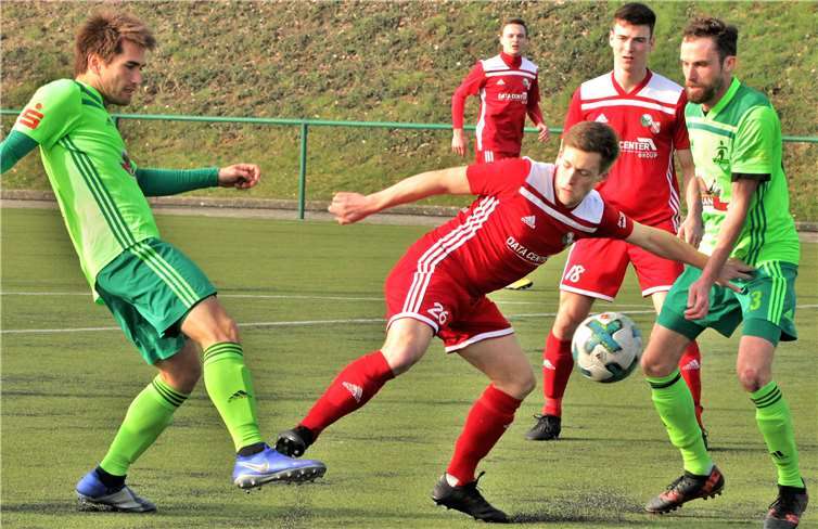 Joachim Akwapay öffnete die Tür Die Defensive der Gäste (links Kodai Stalph, rechts Philipp Geisen) hatte bei der SG Malberg/Rosenheim (in der Mitte Nico Bähner, rechts dahinter Gabriel Müller) alles im Griff.