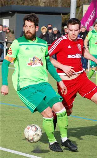 Die Defensive der SG Eintracht Mendig/Bell um Kapitän Florian Schlich (links) ließ erneut nichts anbrennen und blieb nach der Winterpause zum dritten Mal ohne Gegentor.