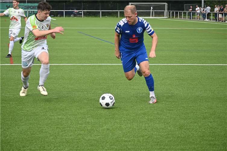 Die Defensive des SV Eintracht Mendig (links Michael Koch) stand relativ sicher.  Foto: SK