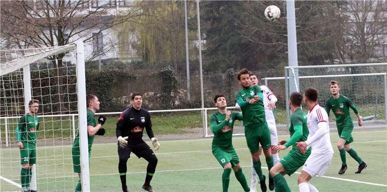 Die Defensive um Abwehrchef Dennis Bach (beim Kopfball) erwartete viel Arbeit gegen die Kreisstädter. Foto: Claus Deptalla