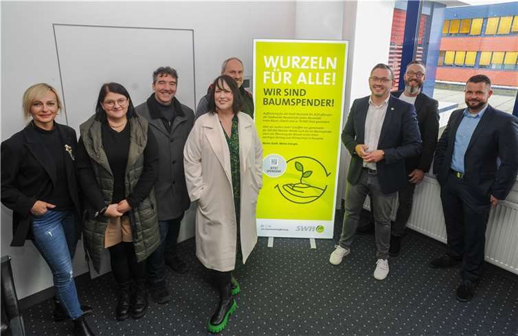 Die Deichstadtfreunde informierten sich bei einem Treffen in der Hafenstraße über das Aufforstungsprojekt der Stadtwerke Neuwied und wollen die Aktion offensiv und über ihre Kontakte bewerben und unterstützen.  Foto: Gerd Neuwirth/SWN