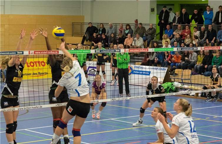 Die Deichstadtvolleyballerinnen glänzten mit ihren Paraden. Rainer Fritzen