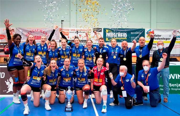 Die Deichstadtvolleys feiern im Konfettiregen ihre Meisterschaft in der 2. Bundesliga Süd und können den Weg in die Eliteliga antreten. Fotos: Eckhard Schwabe