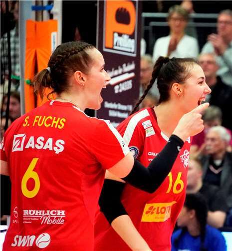 Die Deichstadtvolleys suchen nach der Auftaktniederlage gegen Münster den Weg zur „Ligahärte“. Kapitänin Sina Fuchs zeigt Youngster Maya Sendner die Richtung …  Foto: Luna Mach – VCN77