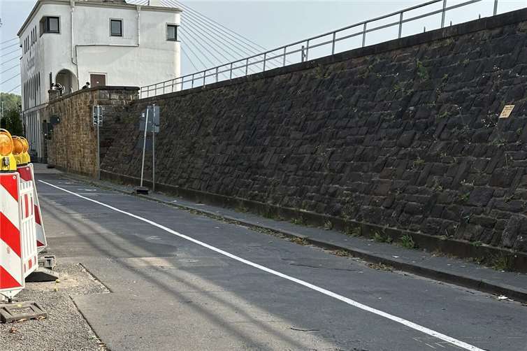 Die Deichstraße ist derzeit in keinem guten Zustand. Sie soll ab Ende des Jahres neugestaltet werden, auch im Hinblick auf die kommende Sanierung der Deichkrone und den neuen Schiffsanleger.Foto: Stadt Neuwied / Ulf Steffenfauseweh