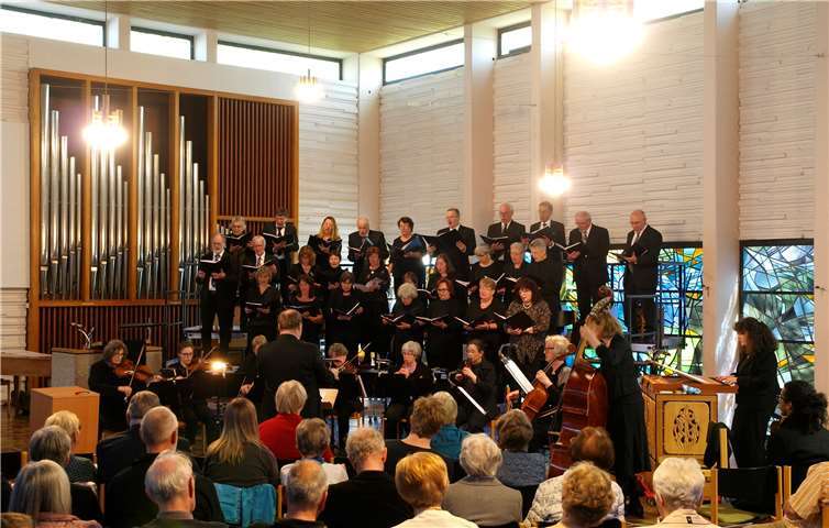 Die DekanatsKantorei Montabaur und die Cappella Taboris gaben gemeinsam mit einem Streichorchester unter der Leitung von Dekanatskantor Jens Schawaller (Dipl.-A) ein großes Kantatenkonzert zur Sterbestunde Jesu an Karfreitag. Foto: privat