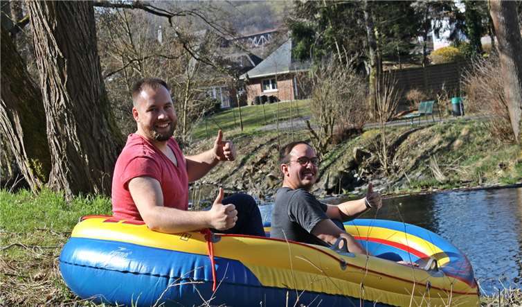 Die Dekanatsjugendreferenten Emil Huck (links) und Marco Herrlich wollen im Sommer mit der Evangelischen Jugend (unter anderem) in See stechen. Hier üben sie schon mal am Westerburger Schafbach. Foto: Sabine Hammann-Gonschorek