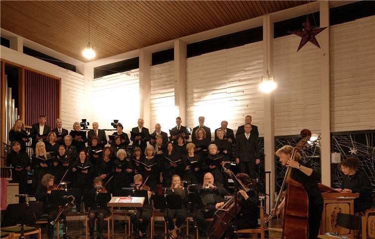 Die Dekanatskantorei Montabaur mit einem Streichorchester und zwei Trompeten unter der Leitung von Dekanatskantor Jens Schawaller (Dipl.-A) in der Ev. Lutherkirche Montabaur.privat