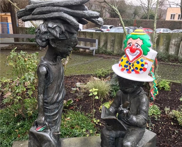 Die Dekorationen sollen ein wenig Karnevalsstimmung ins Stadtgebiet tragen.Foto: Erika Labonte