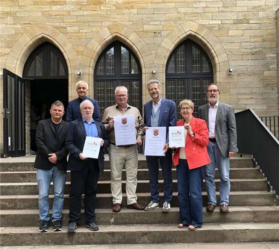 Die Delegation aus Bad Neuenahr-Ahrweiler und Sinzig (v.l.): Oliver Göbel (Stadt Sinzig), Hans-Werner Adams (Beigeordneter Stadt Sinzig), Josef Erhardt (Heimatarchiv Bad Bodendorf), Anton Simons (Denkmalverein Sinzig), Wolfgang Horrmann (Beigeordneter Stadt Bad Neuenahr-Ahrweiler), Heike Wernz-Kaiser (Stadt Bad Neuenahr-Ahrweiler) und Elmar Knieps (Denkmalverein Sinzig). Foto: Barbara Knieps