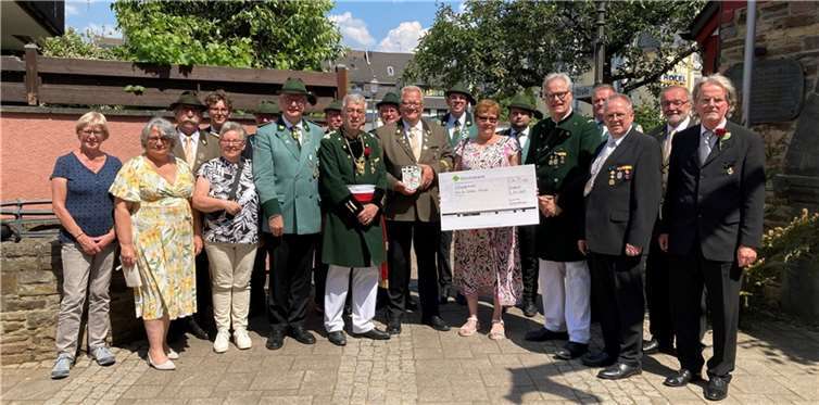 Die Delegation aus Büderich bei der Spendenübergabe vor dem Ahrweiler Schützenmuseum.Foto: Ahrweiler Bürgerschützen, Günther Schmitt